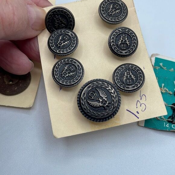 Nine cards of fun vintage buttons snaps fasteners - Picture 5 of 13